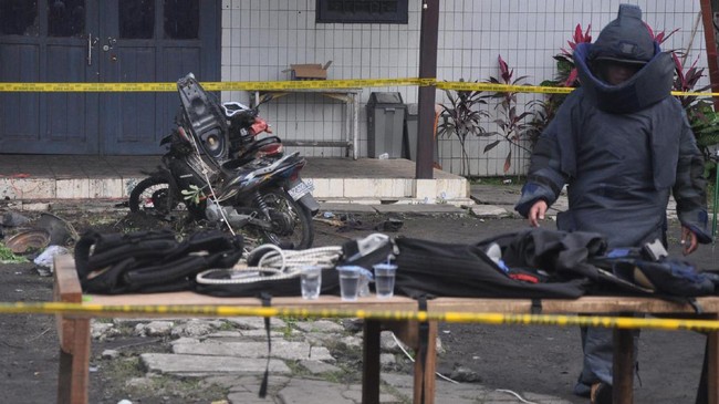 Terduga pelaku teror bom Gereja HKBP di Samarinda pernah menjalani hukuman 3 tahun 6 bulan penjara. Selepas dari penjara, ia terlibat lagi dalam terorisme.
