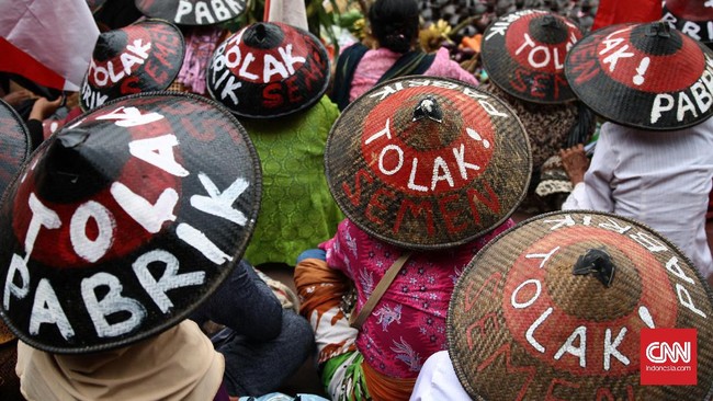 Petani Rembang akan melakukan aksi jalan kaki sejauh 150 kilometer ke kantor Gubernur Jateng. Alasannya, PT Semen Indonesia masih beroperasi di desa mereka.