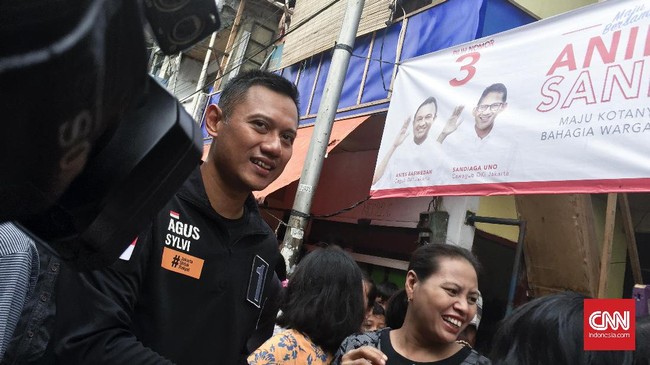 Spanduk Anies-Sandiaga bertebaran di kawasan Pademangan Timur, Jakarta Barat. Namun seorang warga setempat mengaku lebih memilih Agus ketimbang Anies.