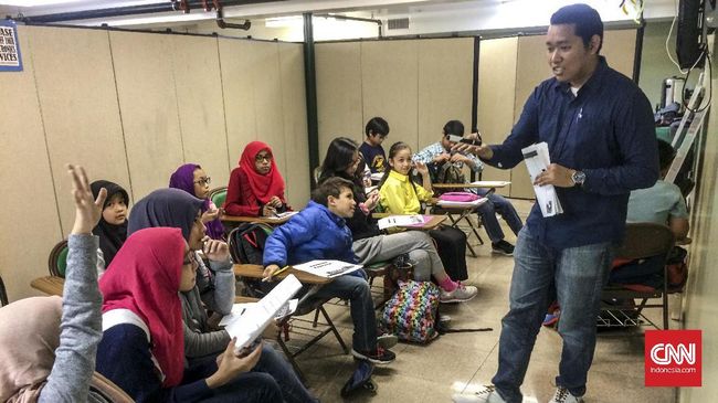 Anak-anak WNI yang lahir di Amerika berpotensi lupa bahasa Ibu mereka. Tapi sekelompok mahasiswa di ruang bawah tanah masjid, mengingatkan mereka pada akarnya.