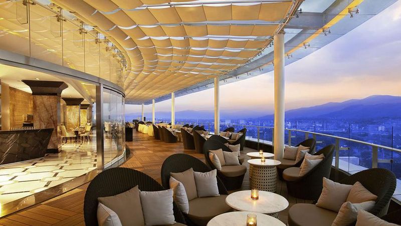 Jika Anda berlibur ke Timur Tengah, tentunya hotel-hotel dengan akomodasi yang mewah sudah pasti menjadi impian tempat menginap. 