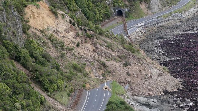 Pemerintah setempat menutup jalan utama ke Kaikoura. Sementara, persediaan air, listrik dan jaringan komunikasi masih bermasalah.