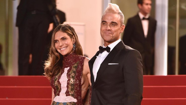 Putri penyanyi Robbie William menulis surat cinta buat orang tuanya. Apa ya isinya?