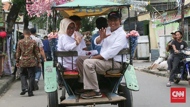 Istri Anies, Fery Farhati Ganis, jarang menemani suaminya berkampanye ke pelosok-pelosok Jakarta. Di Setiabudi, mereka naik delman sambil menyapa warga.
