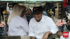 Istri dan Mantan Artis Temani Anies Blusukan di Setiabudi