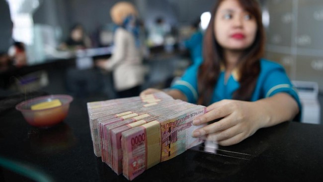 Industri perbankan diperkirakan menjadi pihak yang paling diuntungkan dari rencana pembatasan transaksi uang tunai di dalam negeri maksimal Rp100 juta.
