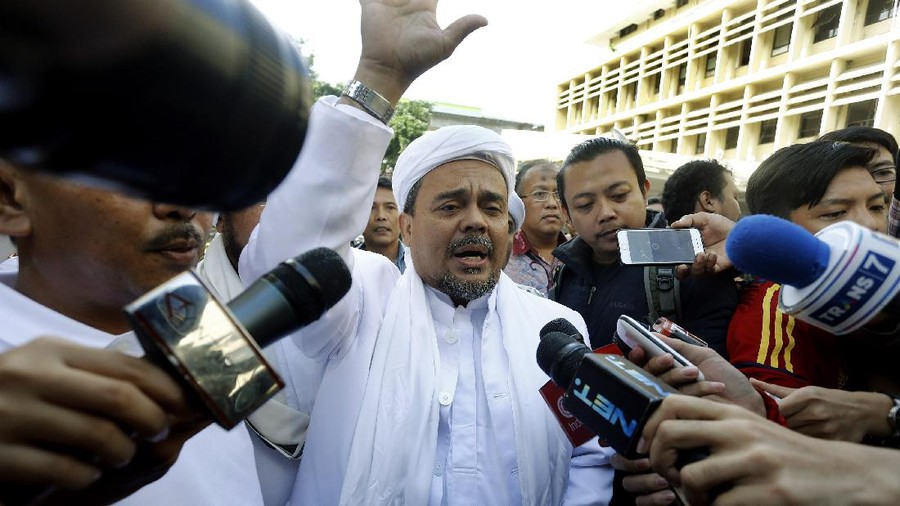 Imam Besar Front Pembela Islam (FPI) Habib Rizieq Shihab mendatangi Mabes Polri. Habib Rizieq mengaku ikut serta dalam gelar perkara kasus Ahok.