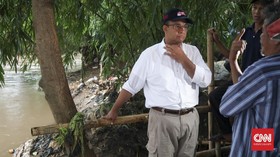 Banjir Kepung Jakarta, Anies Cek Pintu Air Karet