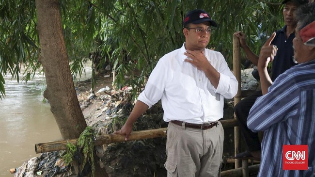 Gubernur DKI Anies Baswedan memastikan alat pompa di Pintu Air Karet tidak terendam air dan dapat berfungsi untuk memompa banjir.