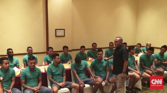 Ketua Umum PSSI yang baru terpilih pekan lalu, Edy Rahmayadi menepati janjinya untuk menemui skuat timnas Indonesia secara langsung jelang Piala AFF 2016.