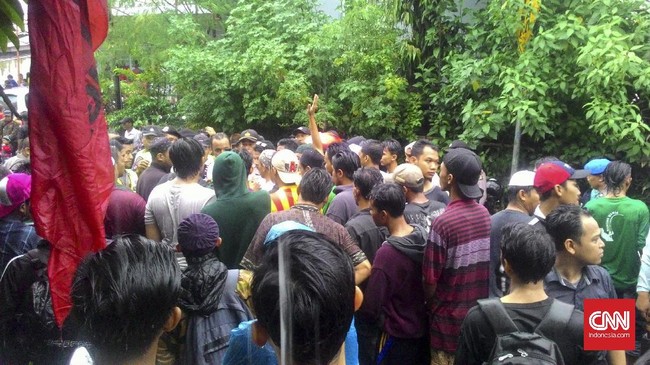 Sejumlah orang menolak kehadiran Ahok di Ciracas Jakarta Timur. Tak bisa menemui Ahok, warga sempat memeriksa setiap mobil pribadi yang melintas.