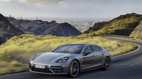 Melirik Porsche Panamera Executive di Los Angeles
