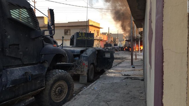 Salah satu produser CNN, Hamdi Alkhshali, menceritakan kisahnya yang berusaha menyelamatkan dua rekan wartawannya yang terperangkap di medan perang di Mosul.