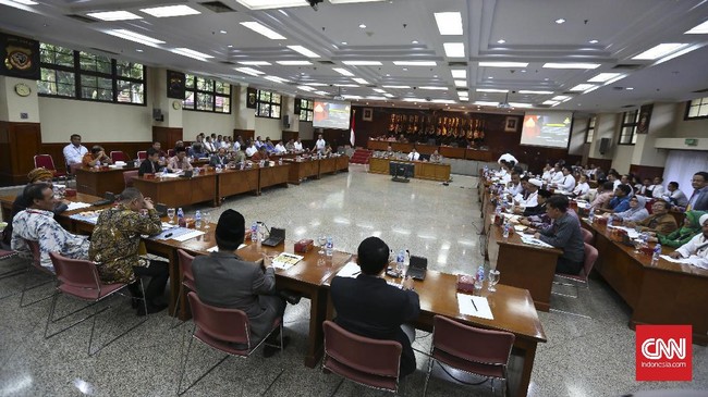 Ratusan awak media, puluhan pengacara, dan puluhan anggota ormas keagamaan menunggu di depan Gedung Rupatama Mabes Polri, tempat gelar perkara Ahok berlangsung.