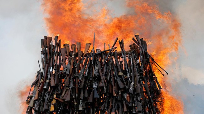 Perangi Tindak Kriminal, Kenya Bakar Ribuan Senjata Ilegal