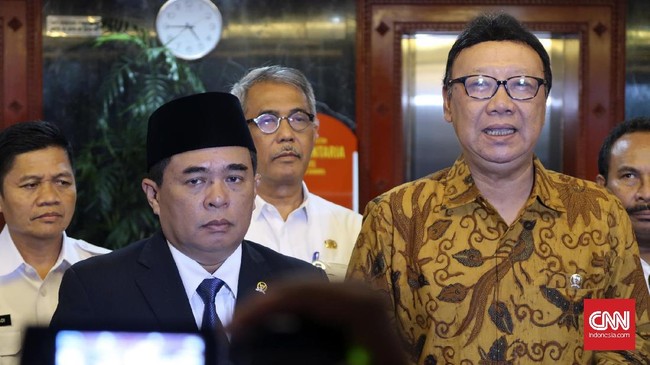 MKD mempersilakan Ade Komarudin mengajukan peninjauan kembali atas putusan pencopotan dirinya dari jabatan Ketua DPR.