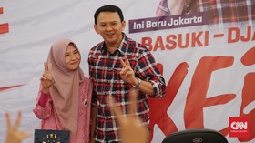 Jadi Tersangka, Ahok Asyik Berfoto di Balai Rakyat