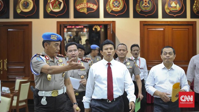 Diawali dengan gelar perkara terbuka, polisi menetapkan Ahok sebagai tersangka penistaan agama sehari setelahnya.