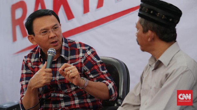Penetapan status Ahok sebagai tersangka memicu reaksi pengguna Twitter dengan kemunculan tagar #Ahok, #KamiAhok, Tersangka, dan #AhokJadiTersangka.