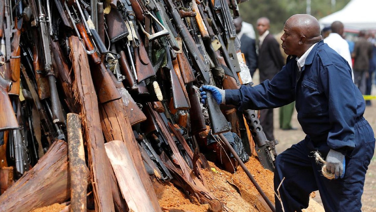 Perangi Tindak Kriminal, Kenya Bakar Ribuan Senjata Ilegal