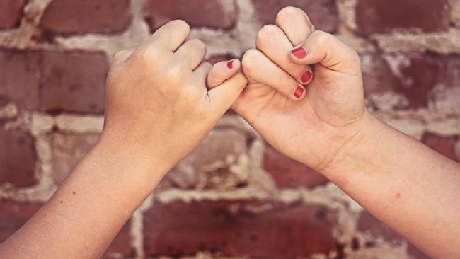 Siasat Menag Yaqut Lindungi Kelompok Syiah dan Ahmadiyah Penanganan kaum minoritas beragama dinilai tepat jika dilakukan lewat pendekatan HAM agar menjamin hak beragama hingga ekonomi mereka.