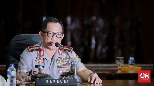 Penyidik Mabes Polri mencegah Ahok ke luar negeri terkait dengan statusnya sebagai tersangka dalam kasus penistaan agama.