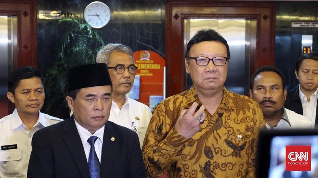 Menteri Dalam Negeri Tjahjo Kumolo meminta semua pihak yang terlibat dalam penyelenggaraan pilkada mewaspadai beredarnya KTP Elektronik palsu.