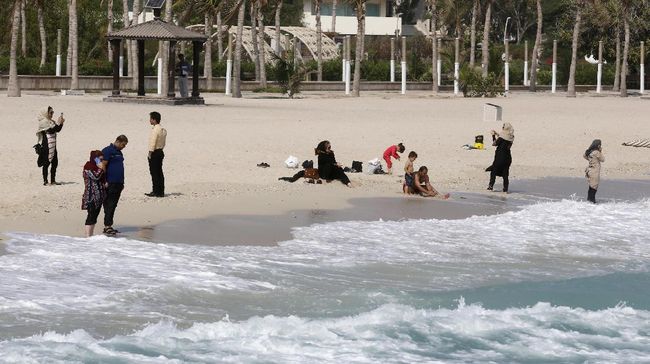 Pariwisata Iran sedang dilirik dunia. Salah satu objek wisata di sana ialah Pantai Kish, kawasan halal yang sudah berkembang menjadi kota wisata modern.