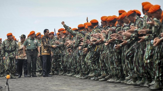 Presiden Jokowi menginstruksikan Korps Paskhas TNI AU untuk tak menolerir tindakan yang memecah belah bangsa Indonesia baik melalui provokasi dan politisasi.