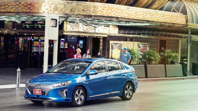 Hyundai memperkenalkan Ioniq, berdesain sedan futuristik untuk debut perdananya di Geneva Motor Show 2017.