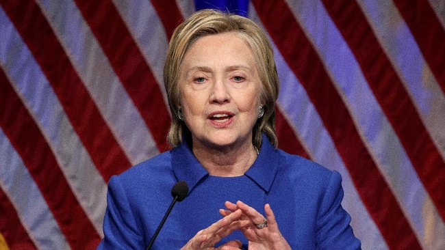 Hillary Clinton mengaku sulit untuk hadir di acara publik usai kekalahannya dari Donald Trump dalam pemilu 8 November lalu.