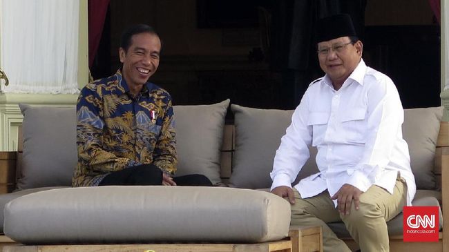 Tawa Jokowi Tanggapi Prabowo dan Indonesia Bubar 2030