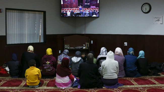 Pengadilan Eropa (ECJ) memutuskan perusahaan berhak melarang penggunaan simbol agama/politik selama bekerja, termasuk melarang penggunaan hijab.