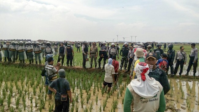 Pembangunan bandara itu masih ditentang oleh warga. Kamis pekan lalu, bentrokan pecah antara petugas dengan warga saat pengukuran lahan.