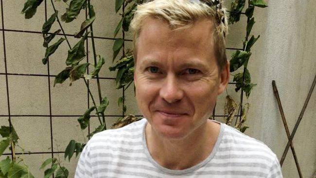 Memiliki rambut sepirang Donald Trump agaknya membuat seorang chef terpaksa babak belur. Namun insiden ini bukan terjadi di Amerika, melainkan di Swedia.