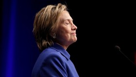 Aktif Lagi di Twitter, Hillary Clinton 'Follow' Snoop Dogg