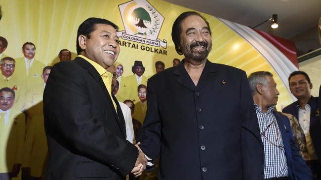 Nasdem dan Golkar tidak mempersoalkan status hukum Ahok sebagai tersangka dalam kasus dugaan penistaan agama. Kedua partai bahkan akan memperkuat dukungan.