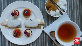 Menikmati Teh dan Kue Mini Berdekorasi Cantik