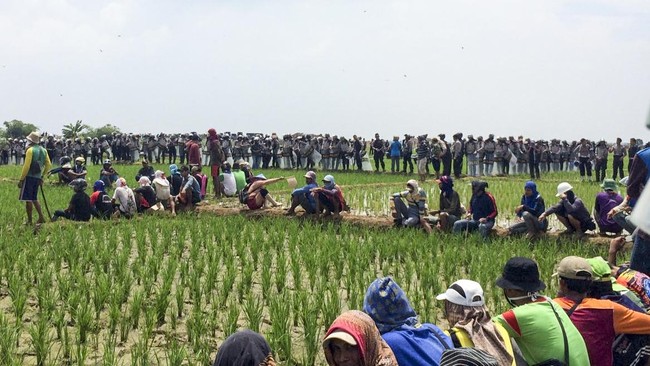 Ribuan aparat gabungan diturunkan untuk mengawal pengukuran lahan di Desa Sukamulya, Majalengka, namun kedatangan mereka ditolak para petani.