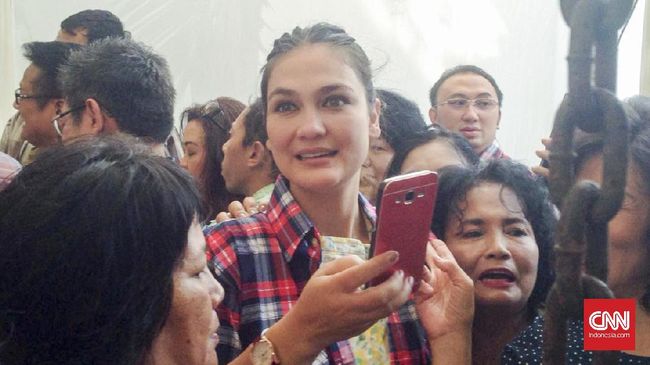 Sejumlah selebriti mengunggah foto hitam di media sosial usai Ahok divonis dua tahun penjara atas kasus penodaan agama. Siapa dan apa pesan mereka?