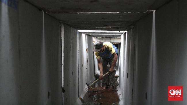 Drainase vertikal dibangun Pemprov DKI untuk mengkonservasi air dengan menambah cadangan air tanah dan mengantisipasi banjir di musim hujan.