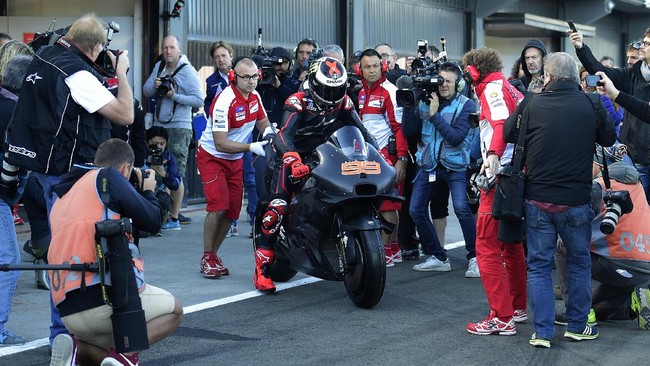 Chico Lorenzo menyebut kepergian Jorge Lorenzo ke Ducati adalah sebuah momen kebebasan setelah memikul beban berat sepanjang 2016.