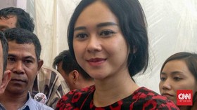 Gaya 'Nyeleneh' Aura Kasih <i>Keke Challenge</i> Pakai Becak