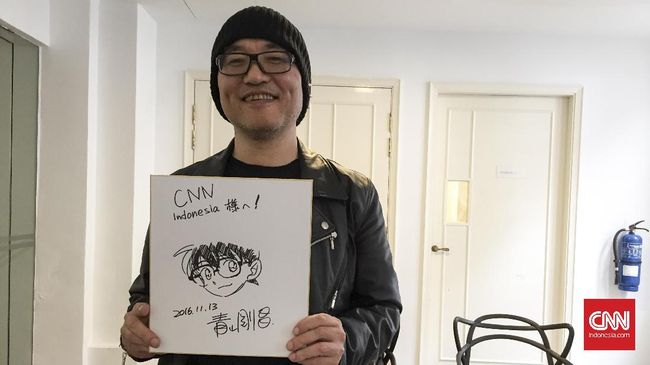 Aoyama Gosho tampak sangat tertarik dan matanya berbinar saat dikenalkan pada martial arts asli Indonesia itu. Bisa jadi itu jadi inspirasi barunya.