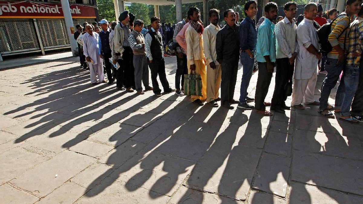 India Kacau Saat Rupee Diburu dan Ditukar