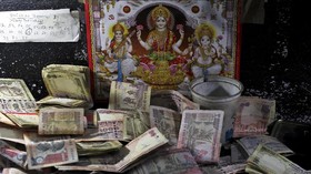 India Kacau Saat Rupee Diburu dan Ditukar