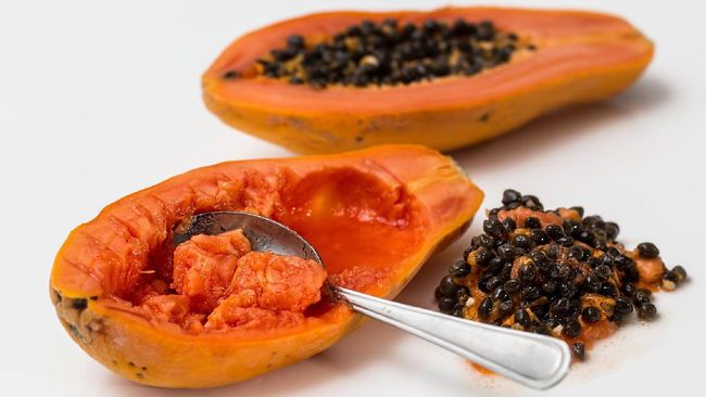 Biji pepaya ternyata menyimpan sejumlah khasiat sehingga ada baiknya biji buah ini tak lagi dibuang dan melewatkan manfaatnya.
