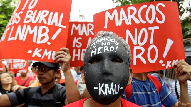 Mantan pemimpin Filipina, Ferdinand Marcos, dikuburkan kembali di makam pahlawan, meski sebagian warga tak menganggap diktator itu sebagai pahlawan.