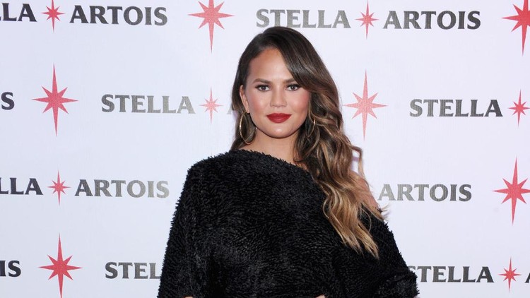 Stretch mark bisa muncul setelah melahirkan. Bahkan model Chrissy Teigen juga mengalami hal ini lho.