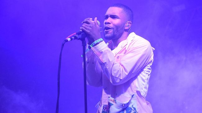 Dalam sebuah wawancara, bos Grammy mengatakan kalau penampilan Frank Ocean "kurang pantas untuk masuk dalam acara televisi besar".